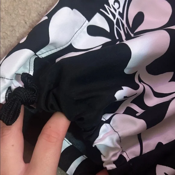 Y2K Black and White Hibiscus Beachy Beach Floral Pants Capri - Picture 6 of 7